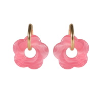 Boucles d'oreilles créoles en acier doré avec une fleur marguerite en matière synthétique de couleur rose.