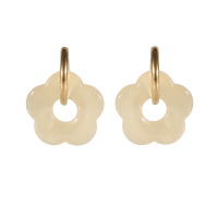 Boucles d'oreilles créoles en acier doré avec une fleur marguerite en matière synthétique de couleur blanche.