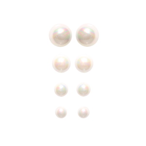 Boucles d'oreilles puces en acier argenté surmontées d'une perle d'imitation. 4 tailles différentes. Votre préférence en commentaire. Vendu par paire.