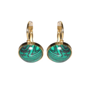 Boucles d'oreilles dormeuses en acier doré surmontées d'un cabochon en pierre malachite d'imitation.