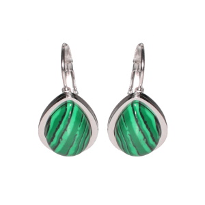 Boucles d'oreilles dormeuses en forme de goutte en acier argenté surmontées d'un cabochon en pierre de malachite d'imitation.