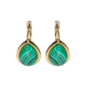 Boucles d'oreilles dormeuses en forme de goutte en acier doré surmontées d'un cabochon en pierre de malachite d'imitation.