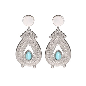 Boucles d'oreilles pendantes composées d'une puce ronde en acier argenté sertie de nacre, et d'un pendant en forme de goutte avec motifs en acier argenté surmonté d'un cabochon en pierre turquoise d'imitation.