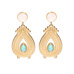 Boucles d'oreilles pendantes composées d'une puce ronde en acier doré sertie de nacre, et d'un pendant en forme de goutte avec motifs en acier doré surmonté d'un cabochon en pierre turquoise d'imitation.