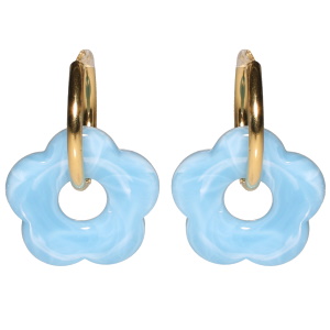 Boucles d'oreilles créoles en acier doré avec une fleur de couleur bleue.