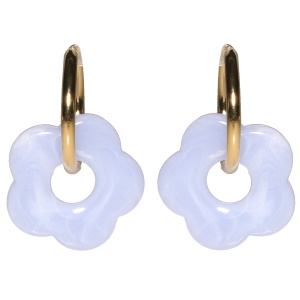 Boucles d'oreilles créoles en acier doré avec une fleur de couleur bleue.