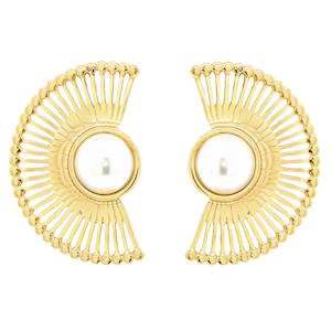 Sublimes boucles d'oreilles pendantes, conçues en acier doré rayonnant, illuminées par des perles d'imitation rondes de type cabochon. Leur design singulier offre une esthétique à la fois moderne et intemporelle, idéale pour rehausser votre élégance au quotidien.