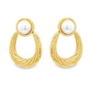 Sublimes boucles d'oreilles pendantes en acier doré, un bijou intemporel. Le design torsadé met en valeur l'éclat nacré d'une perle ronde en son sommet. Ces boucles, à la fois classiques et sophistiquées, illuminent votre visage avec une élégance discrète et un charme indéniable.