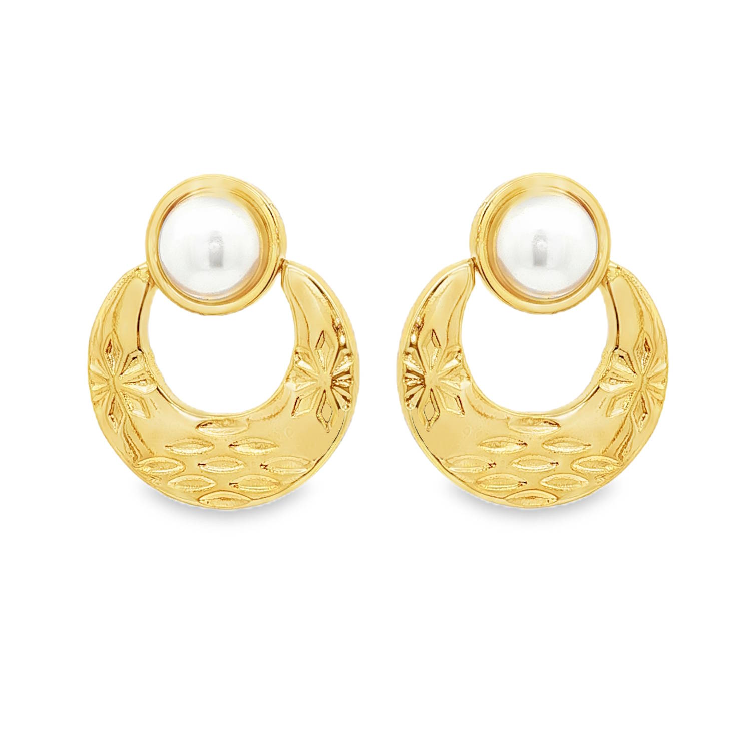 Sublimes boucles d'oreilles pendantes en acier doré, illuminées par une perle nacrée ronde taillée en cabochon. Leur design raffiné est rehaussé de délicates gravures, apportant une touche d'élégance discrète à votre allure. Un bijou intemporel pour sublimer chaque instant.