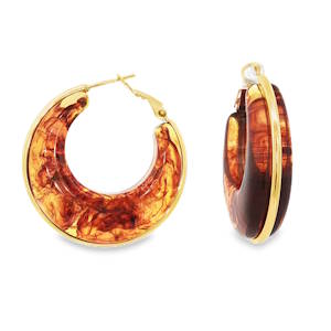 Rehaussez votre style avec ces boucles d'oreilles créoles dorées. L'ambre d'imitation, taillée en cabochon rond, crée un contraste chaleureux avec le métal précieux. Une fusion parfaite d'élégance classique et d'originalité, idéale pour sublimer toutes vos tenues avec une touche de lumière.