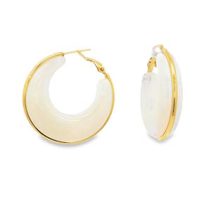 Sublimez votre style avec ces boucles d'oreilles créoles, rehaussées d'une élégante monture en acier doré. Un design audacieux et raffiné qui apportera une touche de lumière à votre visage. Parfaites pour toutes les occasions, elles deviendront un incontournable de votre collection de bijoux.