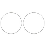 Boucles d'oreilles créoles fantaisie en métal argenté. Fil rond.