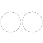 Boucles d'oreilles créoles fantaisie en métal argenté. Fil rond.