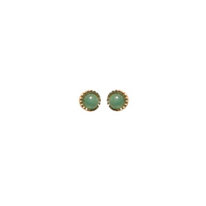 Boucles d'oreilles puces en acier doré serties d'un cabochon de couleur verte.