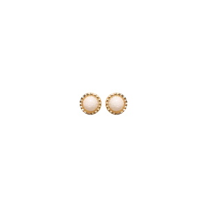 Boucles d'oreilles puces en acier doré serties d'un cabochon de couleur blanche.