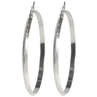 Boucles d'oreilles créoles fil carré avec motifs en acier argenté.