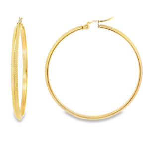 Affirmez votre style avec ces élégantes créoles en acier doré. Leur design épuré et leur finition délicate illumineront votre visage. Parfaites pour toutes les occasions, elles apporteront une touche de sophistication à votre look.