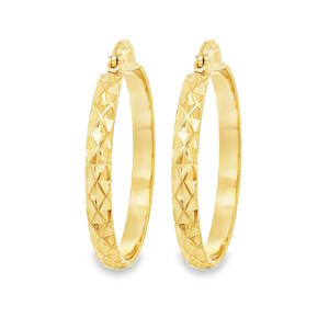 Rehaussez votre style avec ces élégantes créoles en acier doré, minutieusement ouvragées. Leur surface finement texturée ajoute une touche sophistiquée, parfaite pour sublimer votre allure au quotidien ou lors d'occasions spéciales. Un éclat doré qui met en valeur votre beauté naturelle.