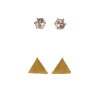 Lot de deux paires de boucles d'oreilles puces de forme triangulaire en acier doré et un strass serti 4 griffes.