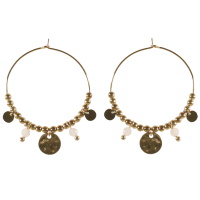 Boucles d'oreilles créoles surmontées de perles en acier doré avec deux pastilles rondes lisses et une pastille ronde martelée en acier doré, ainsi que deux perles en véritable pierre de lune.