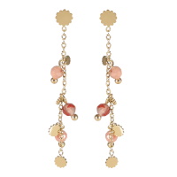 Boucles d'oreilles pendantes composées d'une chaîne avec pampilles fleurs en acier doré et de perles de couleur rose.