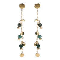 Boucles d'oreilles pendantes composées d'une chaîne avec pampilles fleurs en acier doré et de perles de couleur verte.