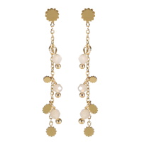 Boucles d'oreilles pendantes composées d'une chaîne avec pampilles fleurs en acier doré et de perles de couleur blanche.