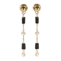 Boucles d'oreilles pendantes composées d'une puce boule et d'une chaîne en acier doré, des perles de nacre et des perles tubes de couleur noire.
