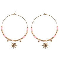 Boucles d'oreilles créoles avec perles en acier doré, perles heishi en caoutchouc de couleur rose, perles de couleur rose et un pendant en forme de soleil en acier doré surmonté d'un cristal de couleur rose.