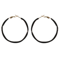Boucles d'oreilles créoles fil difforme en acier doré pavées d'émail de couleur noir.