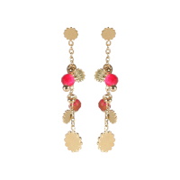Boucles d'oreilles pendantes composées d'une chaînette avec fleurs en acier doré et de perles de couleur rose.