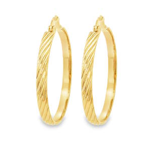 Rehaussez votre style avec ces élégantes créoles en acier doré. Leur design torsadé unique apporte une touche de sophistication à toute tenue. Fabriquées avec précision, ces boucles d'oreilles légères sont confortables à porter au quotidien. Ajoutez une touche d'éclat doré à votre collection de bijoux avec ces créoles classiques.