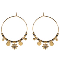 Boucles d'oreilles créoles avec perles et pampilles rondes en acier doré, perles de couleur noire et une étoile en acier doré sertie d'un cristal.