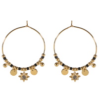 Boucles d'oreilles créoles avec perles et pampilles rondes en acier doré, perles de couleur noire et une étoile en acier doré sertie d'un cristal.