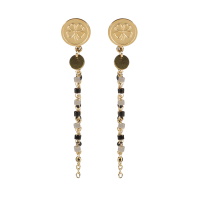 Boucles d'oreilles pendantes composées d'une puce ronde avec le dessin d'un trèfle à quatre feuilles en acier doré et de trois chaînettes surmontées de perles de couleur noire et grise.