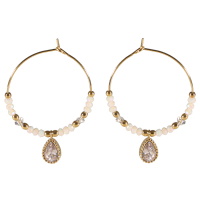 Boucles d'oreilles créoles avec perles en acier doré, perles de couleur blanche et une goutte en acier doré sertie d'un cristal.