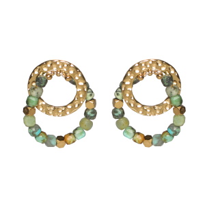 Boucles d'oreilles pendantes composées d'un cercle martelé en acier doré et d'un cercle de perles.