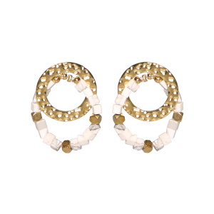 Boucles d'oreilles pendantes composées d'un cercle martelé en acier doré et d'un cercle de perles cubiques de couleur blanche.