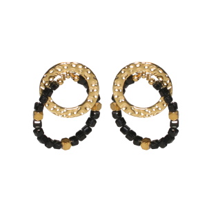 Boucles d'oreilles pendantes composées d'un cercle martelé en acier doré et d'un cercle de perles cubiques de couleur noire.