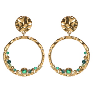 Boucles d'oreilles pendantes composées d'une pastille ronde martelée en acier doré et d'un cercle martelée en acier doré surmonté de perles de couleur verte, de perles de malachite d'imitation et d'un cabochon de malachite d'imitation.