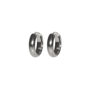 Boucles d'oreilles créoles fermées en acier argenté.