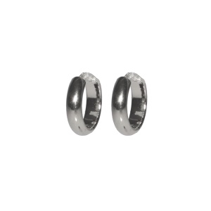 Boucles d'oreilles créoles fermées en acier argenté.
