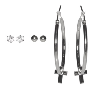 Lot de trois paires de boucles d'oreilles composées d'une paire de créoles avec pendants croix en acier argenté, de puces rondes en acier argenté et de puces en acier argenté avec un strass serti griffes.