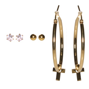 Lot de trois paires de boucles d'oreilles composées d'une paire de créoles avec pendants croix en acier doré, de puces rondes en acier doré et de puces en acier doré avec un strass serti griffes.