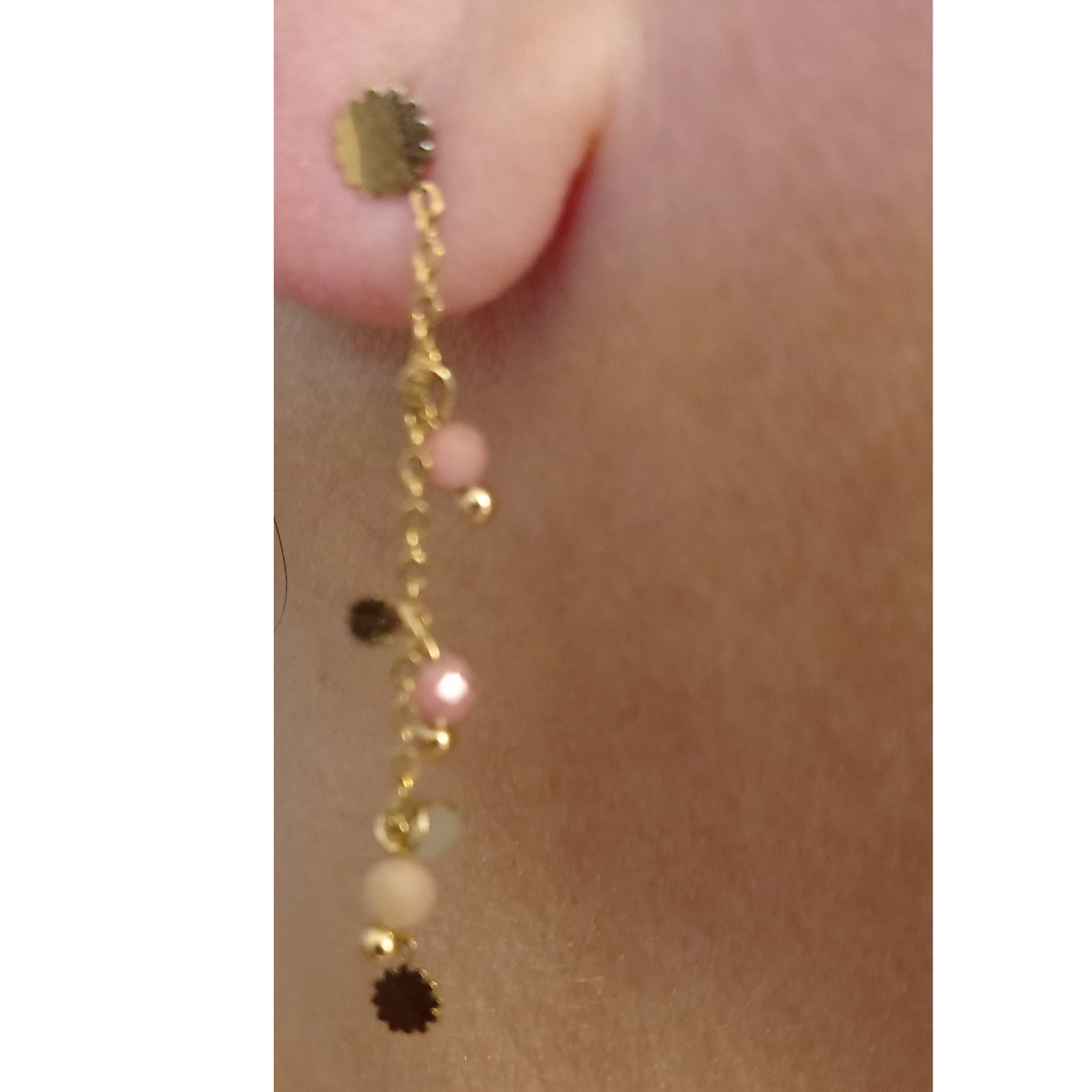 Boucles d'oreilles pendantes composées d'une chaîne avec pampilles fleurs en acier doré et de perles de couleur rose. Pendantes Perle  Adolescent Adulte Femme Fille Fleurs Indémodable 