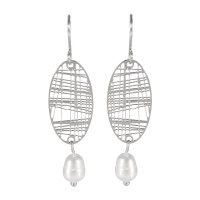 Boucles d'oreilles pendantes composées d'une pastille ovale aux motifs filigranes en acier argenté et d'une perle synthétique.