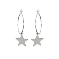 Boucles d'oreilles créoles avec pendant étoile en acier argenté.