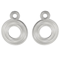 Boucles d'oreilles pendantes composées de deux cercles avec motifs en acier argenté.