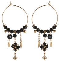 Boucles d'oreilles créoles en acier doré composées de perles de couleur noire, d'une chaînette avec un cœur en acier doré, un pendant œil de Turquie et d'un pendant de perles de couleur noire et d'une sphère en acier doré.