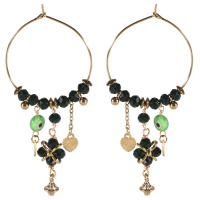 Boucles d'oreilles créoles en acier doré composées de perles de couleur verte, d'une chaînette avec un cœur en acier doré, un pendant œil de Turquie et d'un pendant de perles de couleur verte et d'une sphère en acier doré.